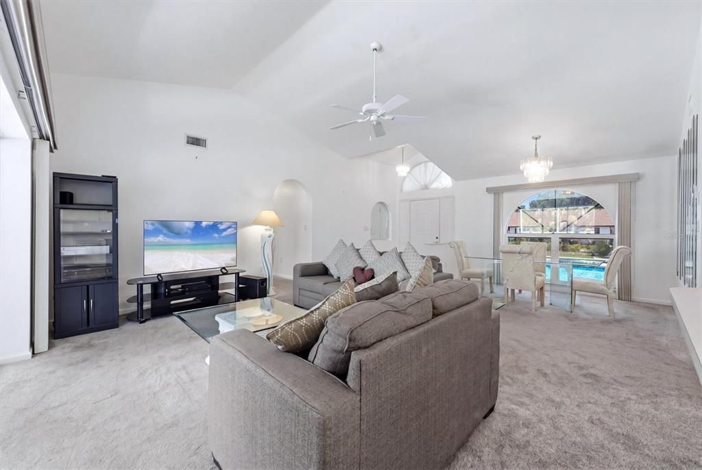Activo con contrato: $329,900 (3 camas, 2 baños, 1652 Pies cuadrados)