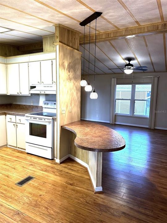 For Sale: $165,000 (2 beds, 2 baths, 1056 Square Feet)