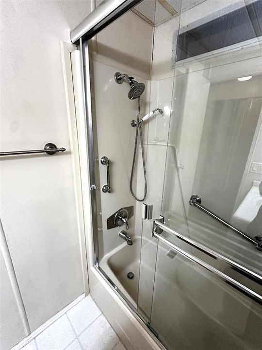For Sale: $165,000 (2 beds, 2 baths, 1056 Square Feet)