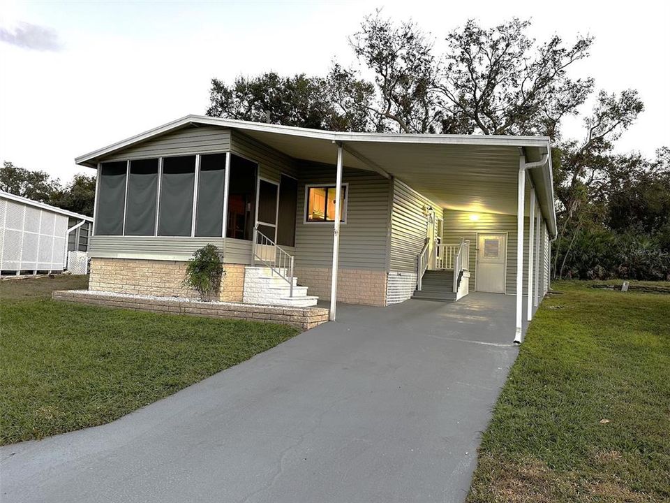 For Sale: $165,000 (2 beds, 2 baths, 1056 Square Feet)