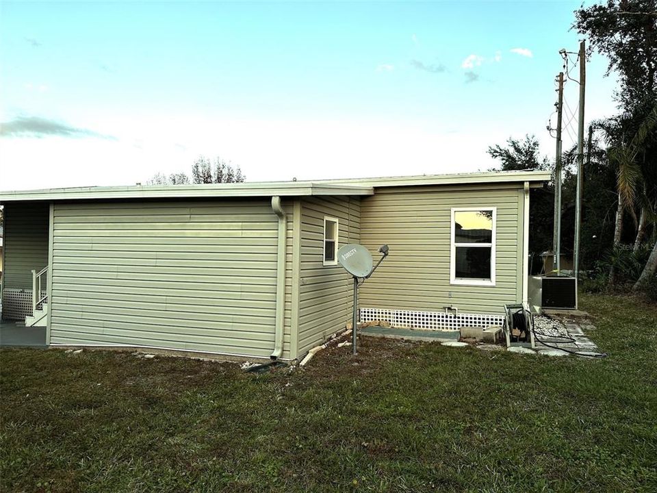 For Sale: $165,000 (2 beds, 2 baths, 1056 Square Feet)