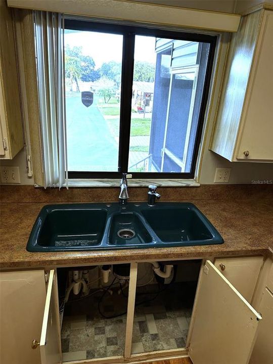 For Sale: $165,000 (2 beds, 2 baths, 1056 Square Feet)