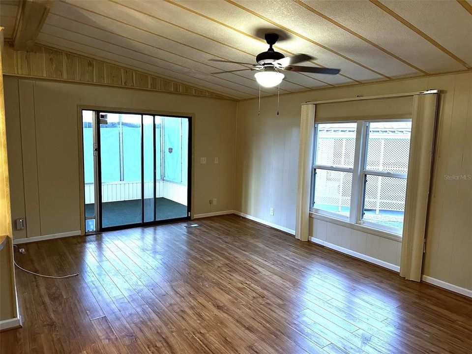 For Sale: $165,000 (2 beds, 2 baths, 1056 Square Feet)