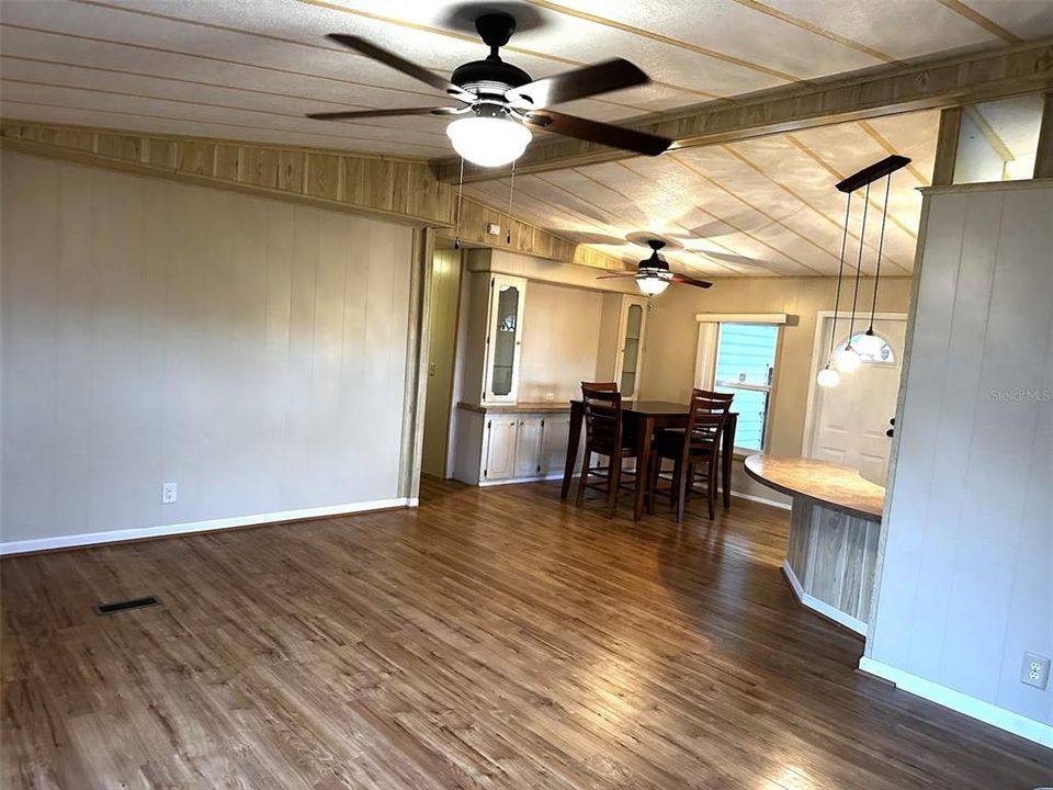 For Sale: $165,000 (2 beds, 2 baths, 1056 Square Feet)