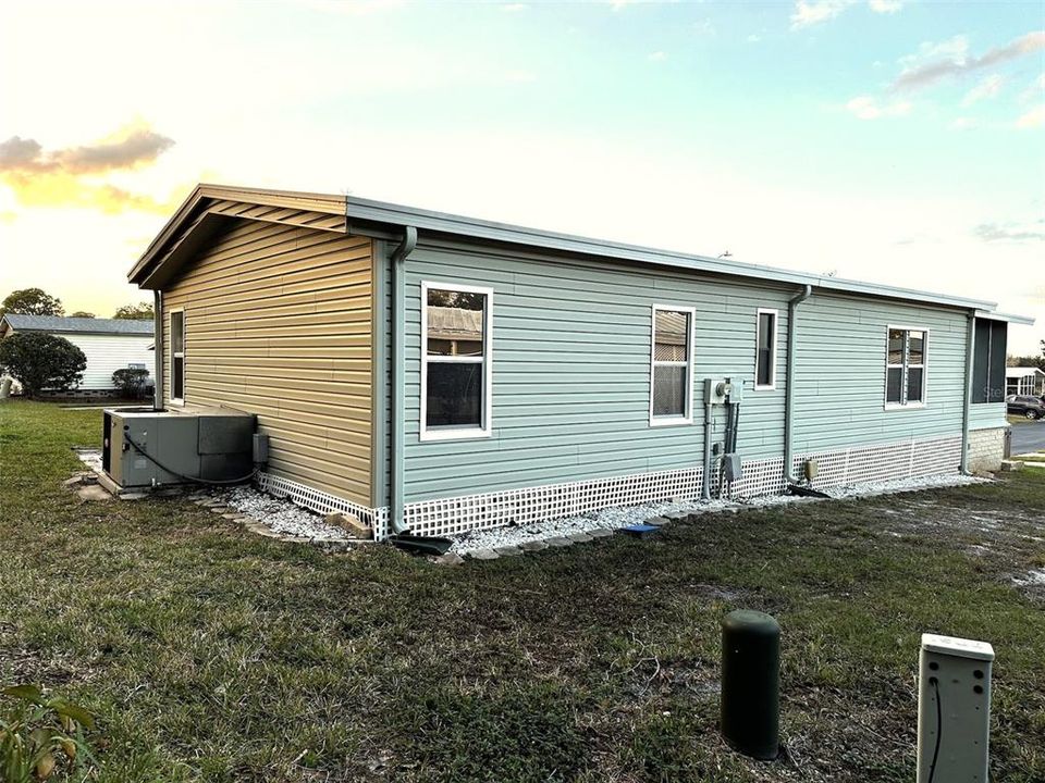 For Sale: $165,000 (2 beds, 2 baths, 1056 Square Feet)