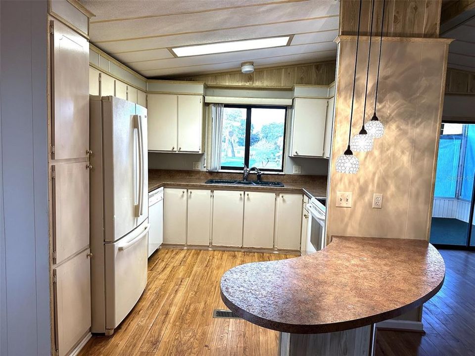 For Sale: $165,000 (2 beds, 2 baths, 1056 Square Feet)