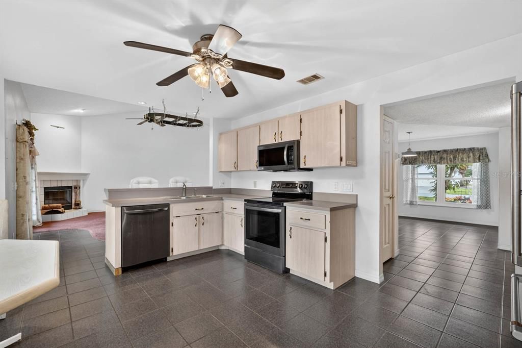 Active With Contract: $425,000 (5 beds, 2 baths, 2732 Square Feet)