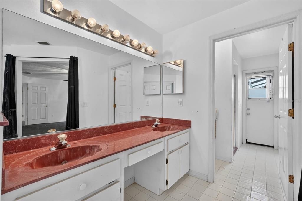 Active With Contract: $425,000 (5 beds, 2 baths, 2732 Square Feet)