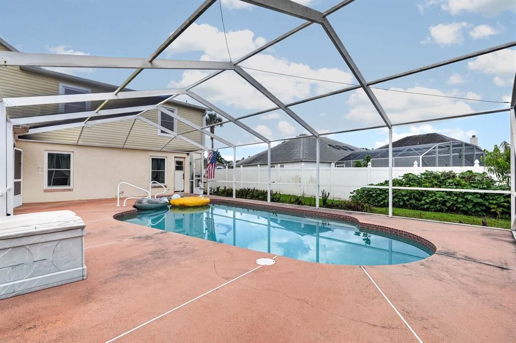 Active With Contract: $425,000 (5 beds, 2 baths, 2732 Square Feet)