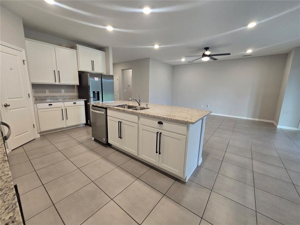 На продажу: $349,900 (4 спален, 2 ванн, 2057 Квадратных фут)
