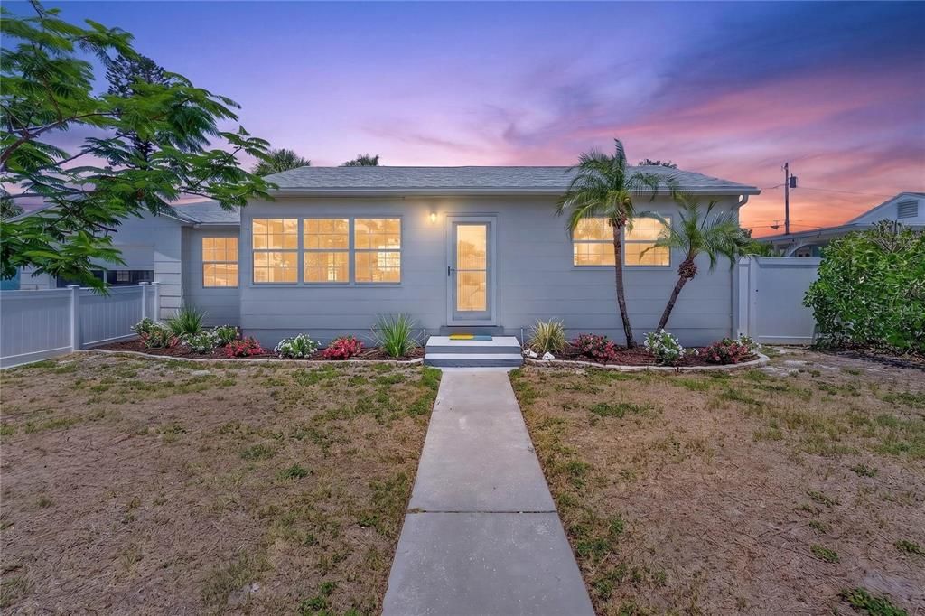 For Sale: $515,000 (2 beds, 1 baths, 848 Square Feet)