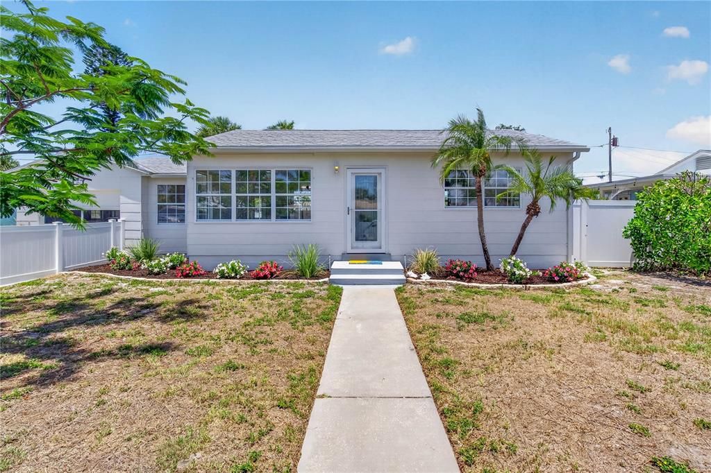 For Sale: $515,000 (2 beds, 1 baths, 848 Square Feet)