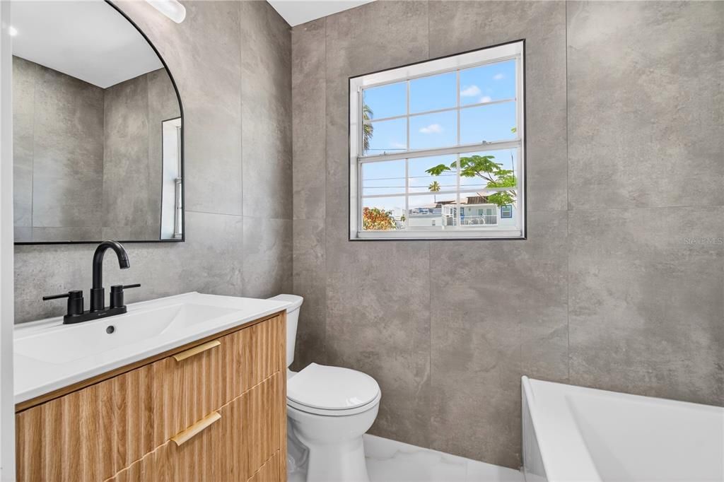For Sale: $515,000 (2 beds, 1 baths, 848 Square Feet)