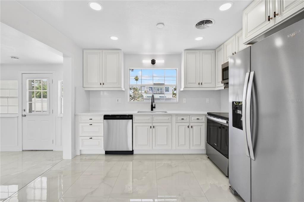 For Sale: $515,000 (2 beds, 1 baths, 848 Square Feet)