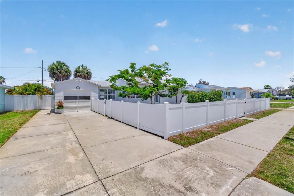 For Sale: $515,000 (2 beds, 1 baths, 848 Square Feet)
