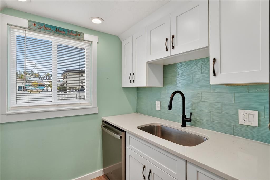 For Sale: $479,900 (2 beds, 1 baths, 729 Square Feet)