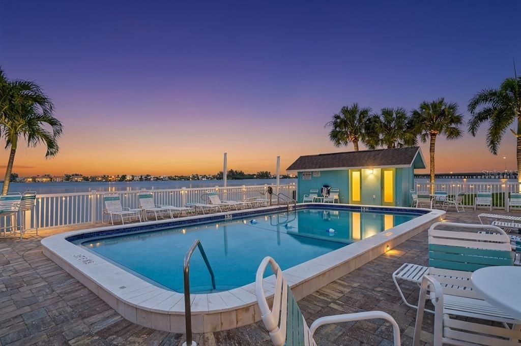 For Sale: $479,900 (2 beds, 1 baths, 729 Square Feet)