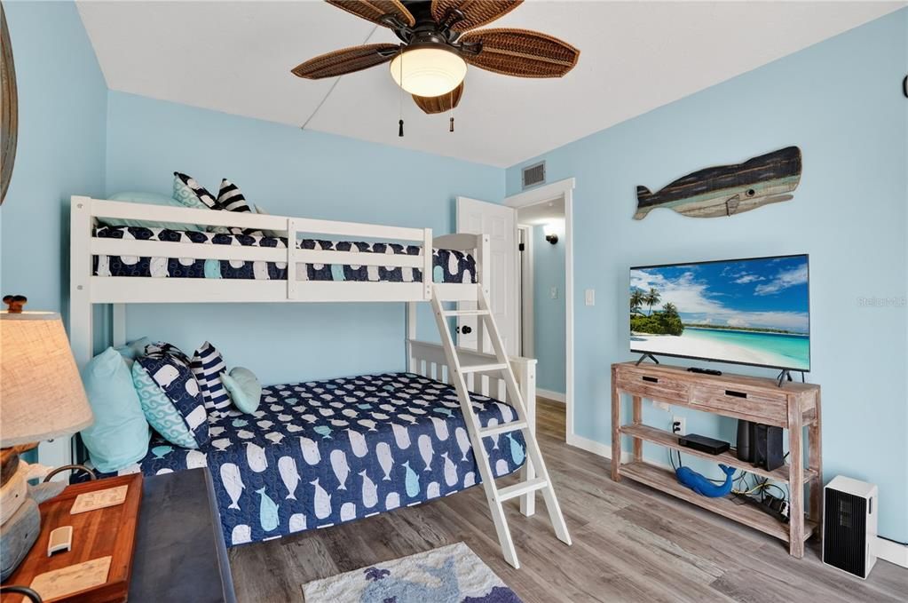 For Sale: $479,900 (2 beds, 1 baths, 729 Square Feet)