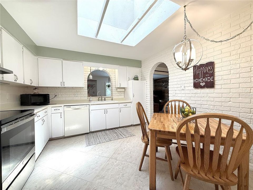 For Sale: $584,500 (3 beds, 2 baths, 1882 Square Feet)