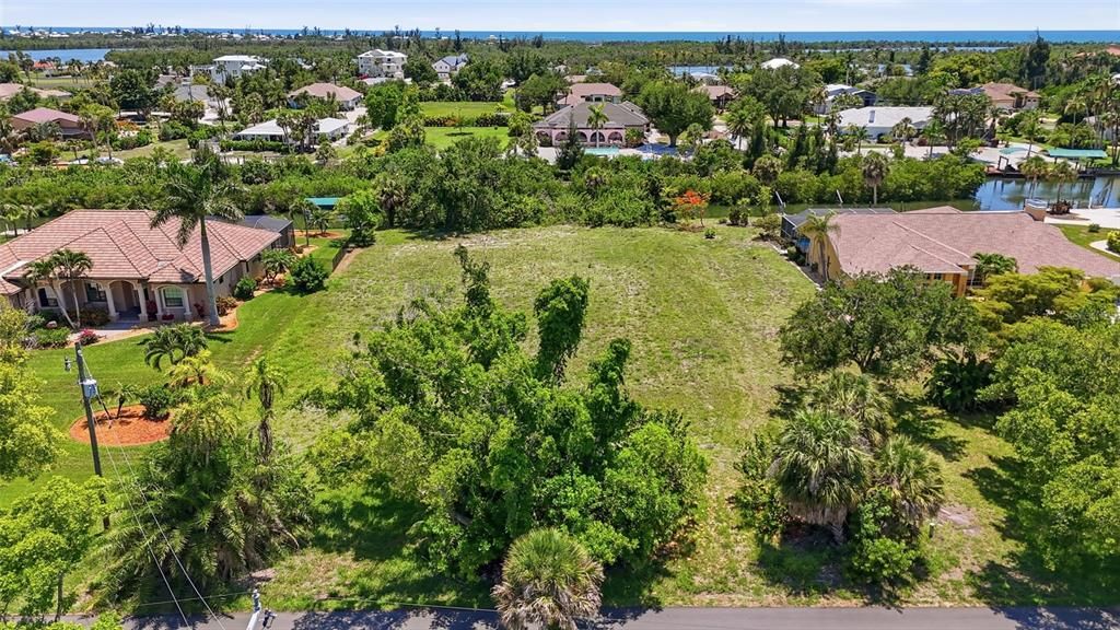 На продажу: $260,000 (0.69 acres)