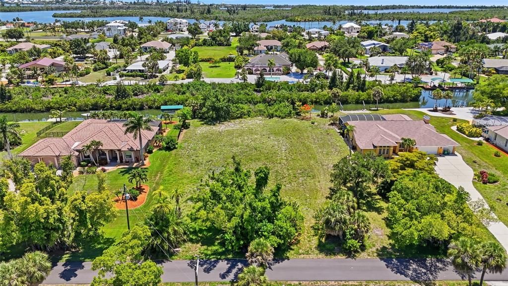 На продажу: $260,000 (0.69 acres)
