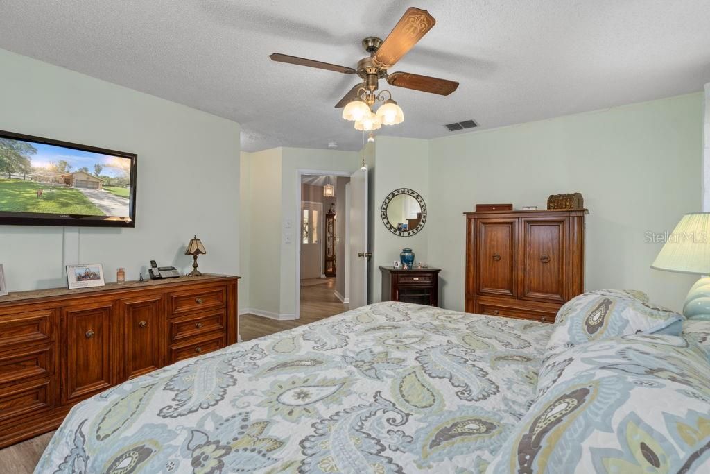 For Sale: $385,000 (3 beds, 2 baths, 1738 Square Feet)