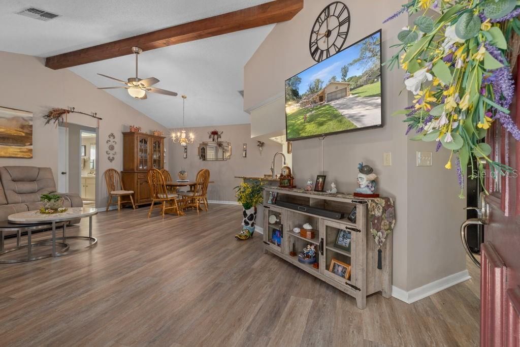 For Sale: $385,000 (3 beds, 2 baths, 1738 Square Feet)