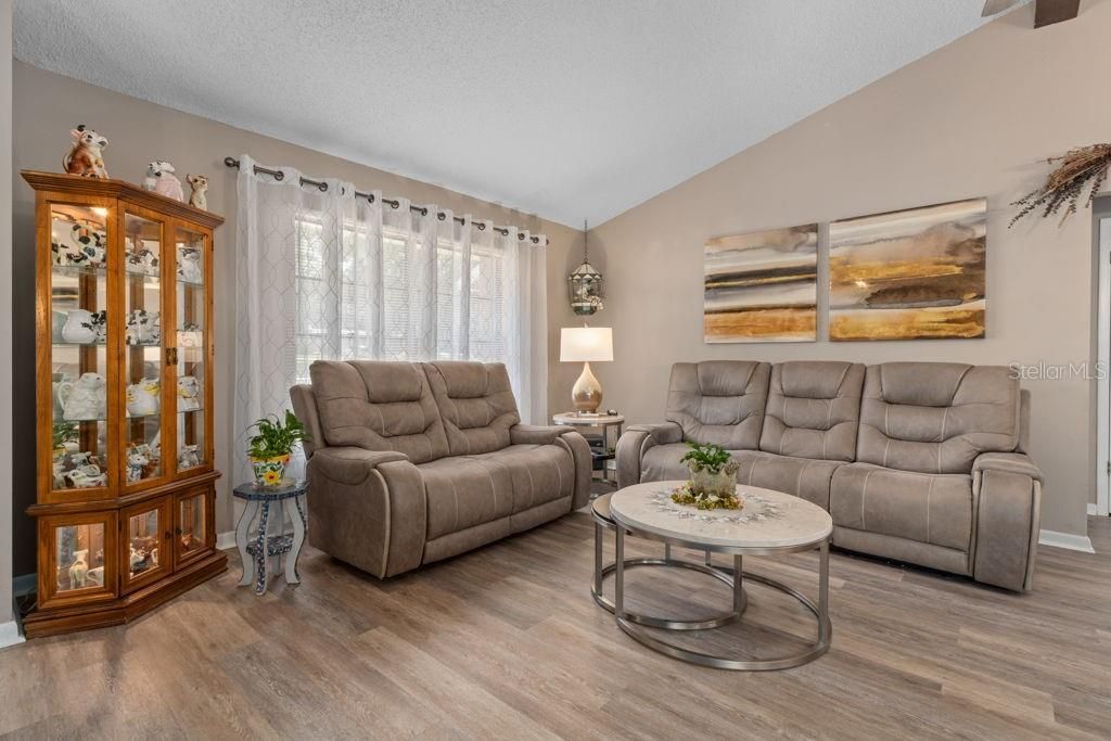 For Sale: $385,000 (3 beds, 2 baths, 1738 Square Feet)