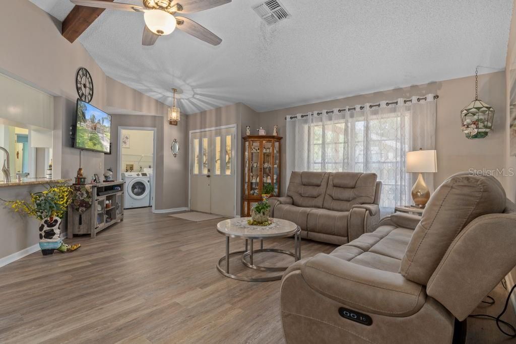 For Sale: $385,000 (3 beds, 2 baths, 1738 Square Feet)