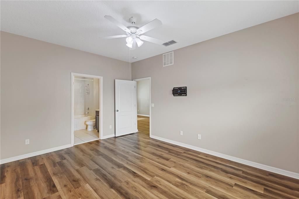 For Rent: $2,200 (3 beds, 2 baths, 1629 Square Feet)