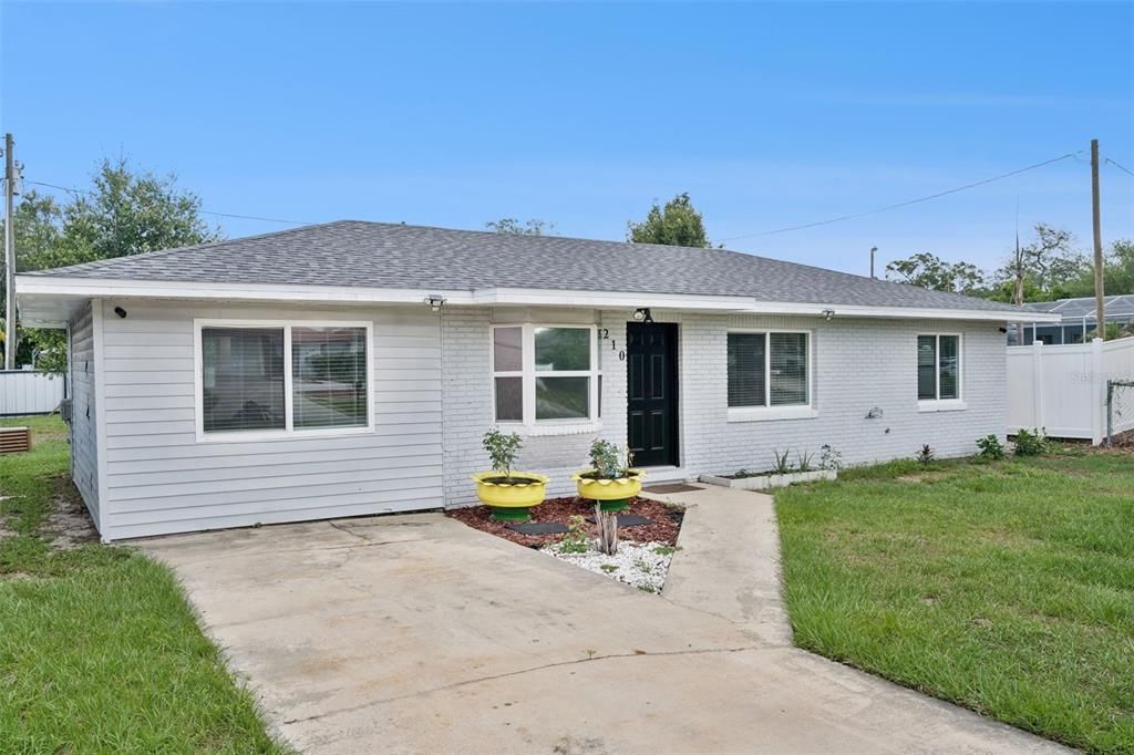 For Rent: $2,250 (4 beds, 2 baths, 1126 Square Feet)