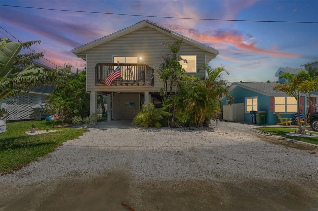 For Sale: $1,299,000 (4 beds, 4 baths, 1682 Square Feet)