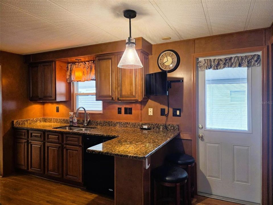 For Sale: $270,000 (2 beds, 2 baths, 1324 Square Feet)