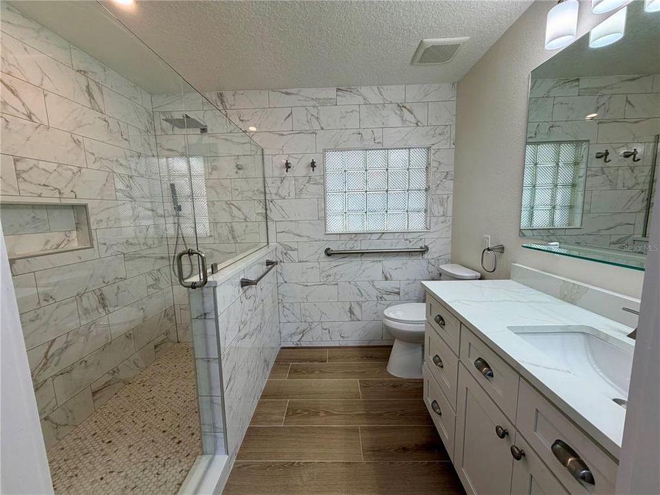 For Rent: $2,350 (2 beds, 1 baths, 1184 Square Feet)