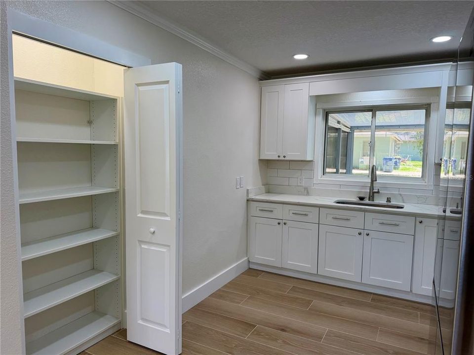 For Rent: $2,350 (2 beds, 1 baths, 1184 Square Feet)