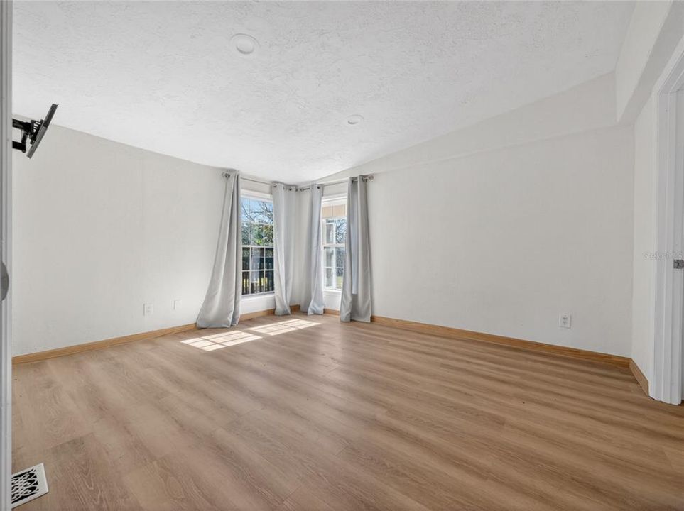 For Sale: $560,000 (3 beds, 2 baths, 1352 Square Feet)