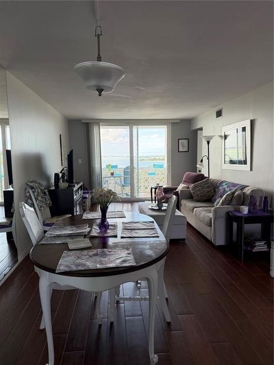 For Rent: $1,850 (2 beds, 2 baths, 975 Square Feet)