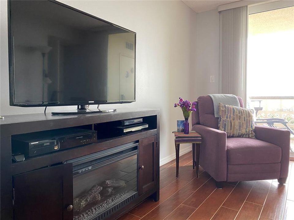 For Rent: $1,850 (2 beds, 2 baths, 975 Square Feet)