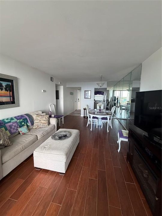 For Rent: $1,850 (2 beds, 2 baths, 975 Square Feet)