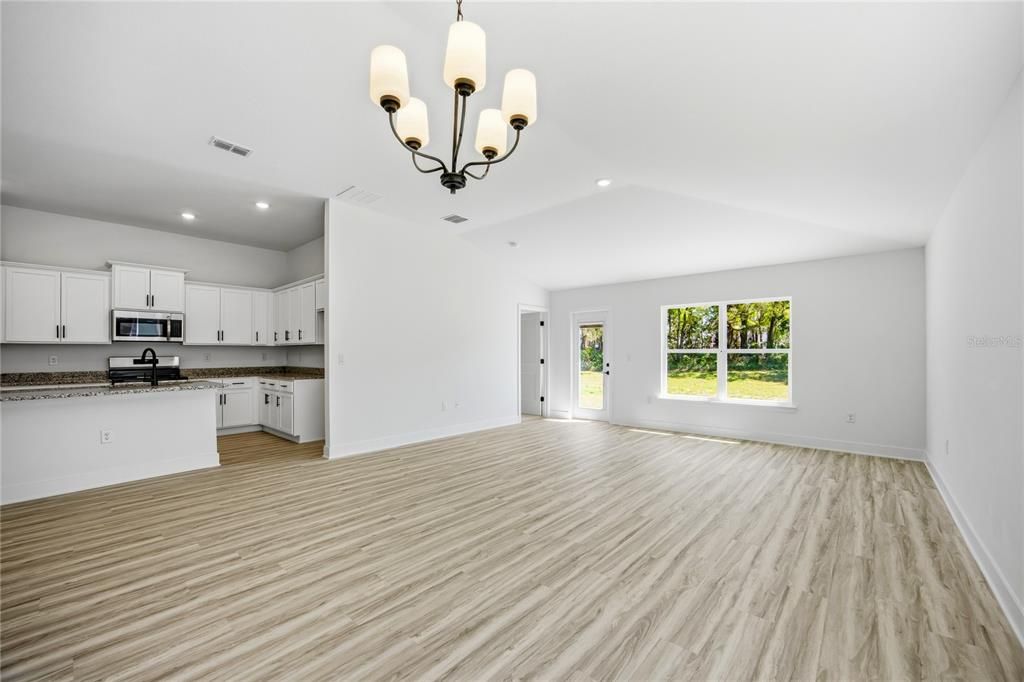 En Venta: $317,400 (4 camas, 2 baños, 1635 Pies cuadrados)