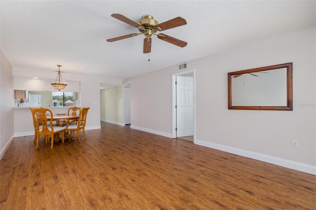 For Sale: $199,000 (2 beds, 2 baths, 1096 Square Feet)