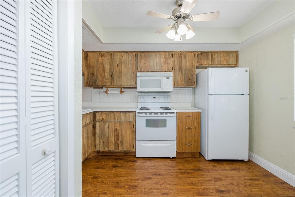 For Sale: $199,000 (2 beds, 2 baths, 1096 Square Feet)