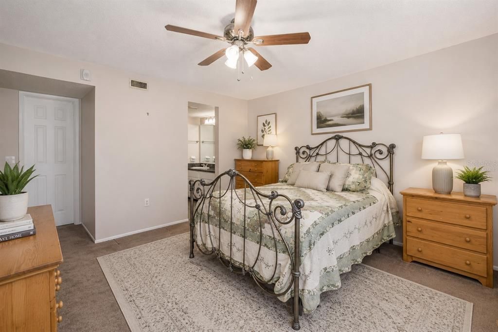 For Sale: $199,000 (2 beds, 2 baths, 1096 Square Feet)