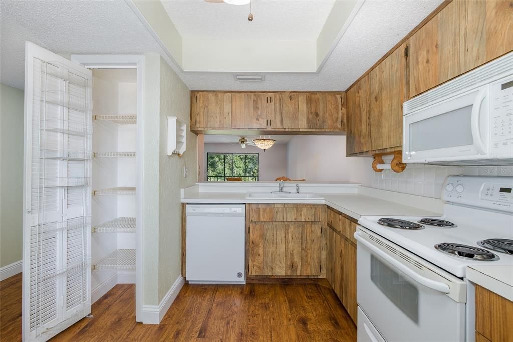 For Sale: $199,000 (2 beds, 2 baths, 1096 Square Feet)