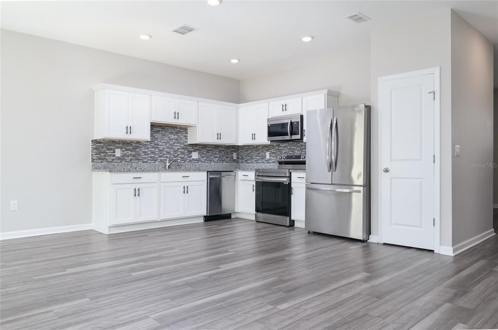 For Rent: $2,195 (3 beds, 2 baths, 1421 Square Feet)