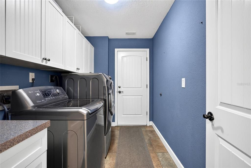 合同活跃: $435,000 (3 贝兹, 2 浴室, 2356 平方英尺)