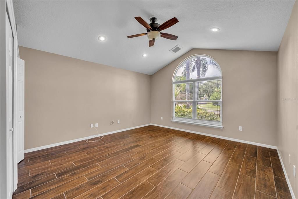 Activo con contrato: $665,000 (4 camas, 3 baños, 2749 Pies cuadrados)