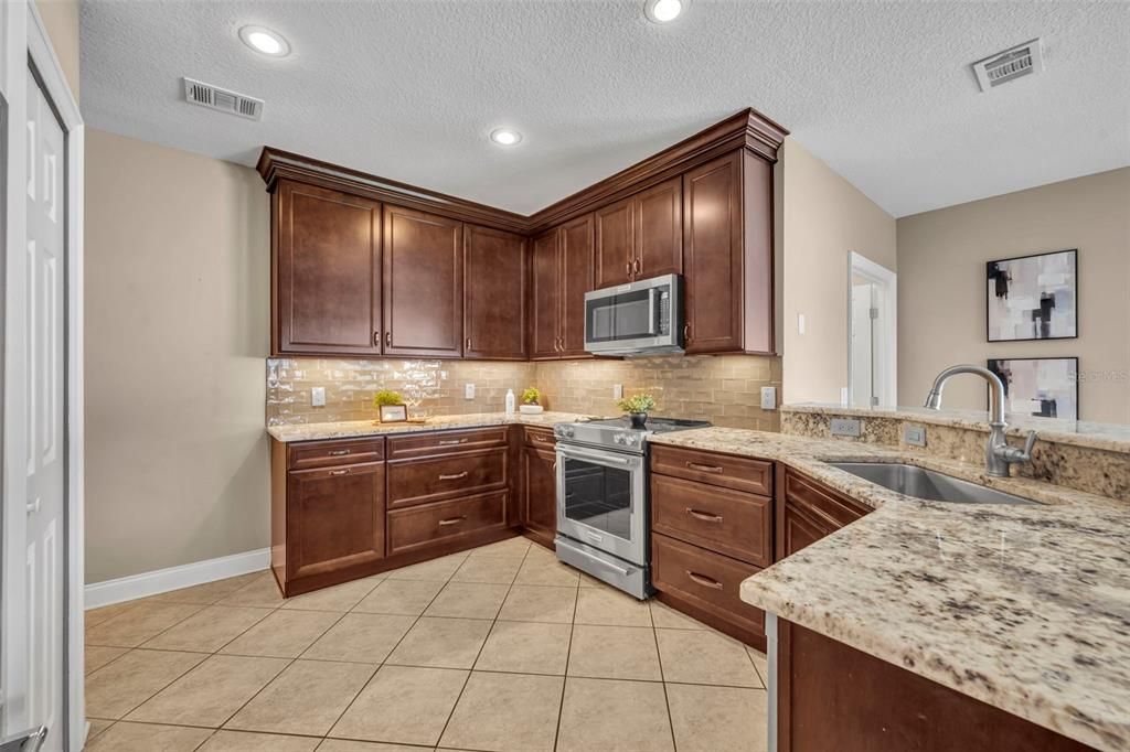 Activo con contrato: $665,000 (4 camas, 3 baños, 2749 Pies cuadrados)