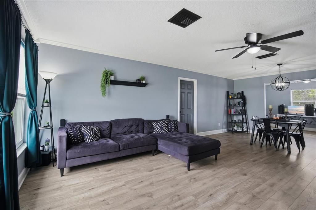 For Sale: $260,000 (3 beds, 2 baths, 1237 Square Feet)