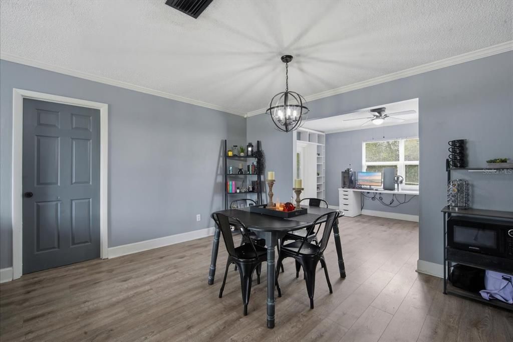 For Sale: $260,000 (3 beds, 2 baths, 1237 Square Feet)